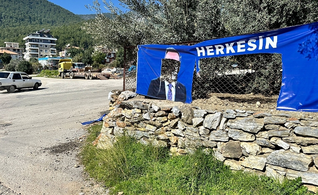 CHP adayı Muhittin Böcek'in seçim afişlerine zarar verildi 