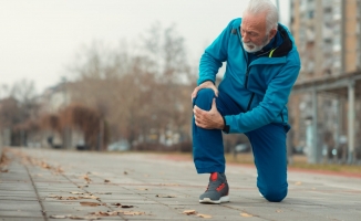 Diz kireçlenmesi olarak bilinen diz artrozu yaşlı hastalığı olarak bilinse de her yaşta ortaya çıkabiliyor