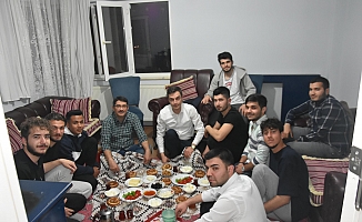 Şehzadeler Belediye Başkanı Ömer Faruk Çelik , sahurunu üniversite öğrencileri ile birlikte yaptı