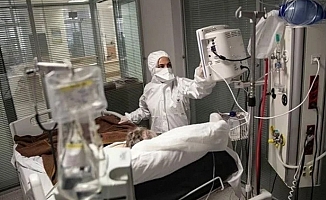 Türkiye'de son 24 saatte 922 kişinin koronavirüs testi pozitif çıktı, 3 kişi yaşamını yitirdi