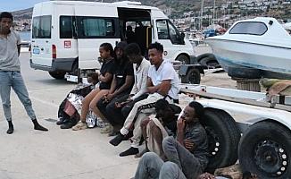 Foça'da 18 kaçak göçmen kurtarıldı