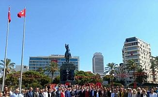 AK Parti ve MHP, İzmir'in kurtuluş yıl dönümünde Atatürk Anıtı'na çelenk bıraktı