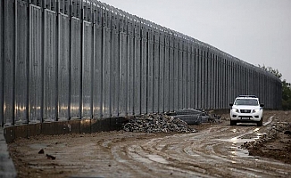 Yunanistan Sınırdaki çelik bariyerleri 180 km çıkartıyor