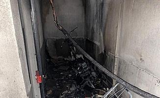 Elektrik kabloları yanan apartman tahliye edildi