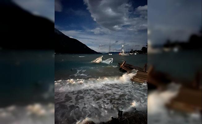 Muğla'da şiddetli rüzgarda iskeleler parçalandı, tekneler battı