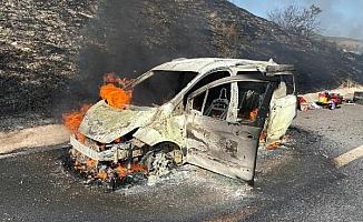 Manisa'da, otomobilde çıkan yangın ormana sıçradı