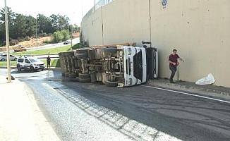 Arnavutköy'de virajı alamayan kamyon yan yattı