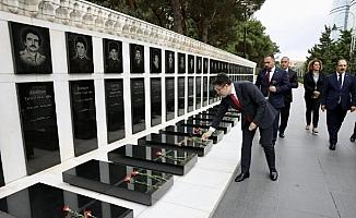 Bakan Yumaklı, Azerbaycan Şehitliği ve Türk Şehitliği’ni ziyaret etti