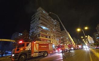 9 katlı apartmanda  çatı yangını: 4 itfaiyeci dumandan etkikendi