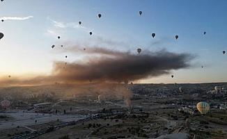 Kapadokya'da yangında dumanla kaplanan gökyüzünde balon turu