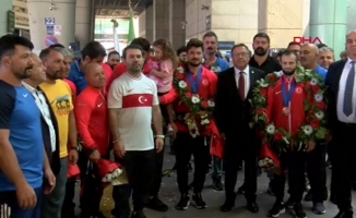 Milli güreşçiler Ankara'da törenle karşılandı