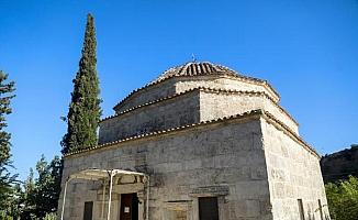 Servi minareli tarihi camiye 'silüet' dokunuşu
