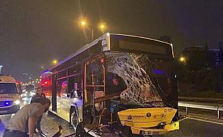 İETT otobüsü, emniyet şeridindeki minibüse çarptı: 2 yaralı