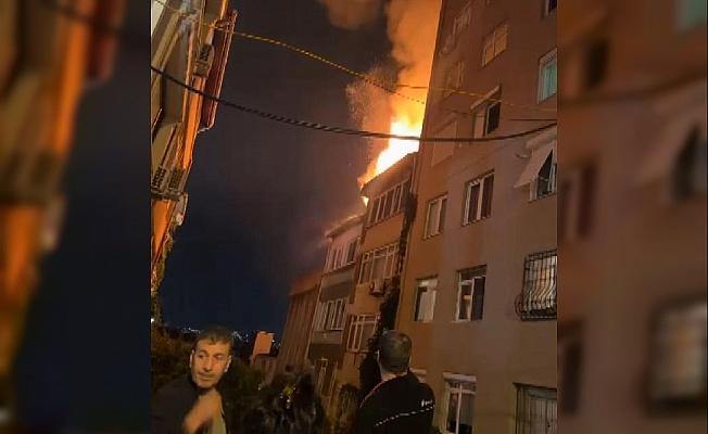 Beyoğlu'nda yangın paniği: 6 katlı binanın çatısı alev alev yandı
