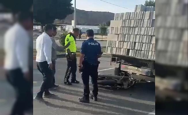 Briket yüklü traktöre çarpan motosikletin sürücüsü yaralandı
