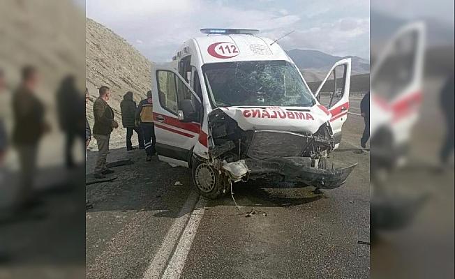 Hasta taşıyan ambulans kaza yaptı: 4 yaralı