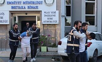 İzmir'de avcı bıçağıyla işlenen cinayette Suriyeli baba- oğul adliyede