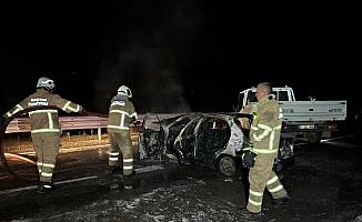 Kamyonetle çarpışan otomobilde yangın çıktı: 1 ölü, 2 yaralı