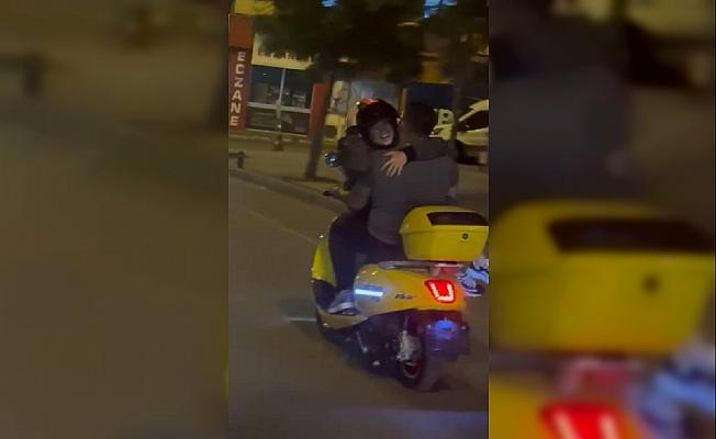 Motosiklette kız arkadaşını kucağında taşıdı