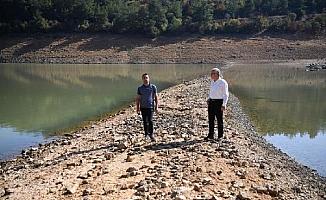 Su seviyesi azaldı; belediye başkanı barajın ortasına yürüyüp, çağrı yaptı