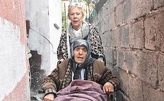 Sivas'ta 88 yaşındaki engelli evine girmek için duvar engelini de aşmalı