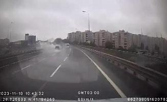 Arnavutköy'de yoldaki su birikintisi kazaya neden oldu