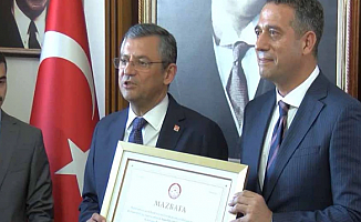 CHP Genel Başkanı Özel, mazbatasını aldı