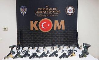 Eskişehir'de yasa dışı silah ticareti operasyonu; 26 tabanca, 2 tüfek ele geçirildi