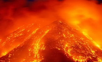 Etna Yanardağı yeniden lav püskürttü