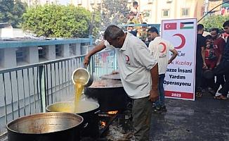 Gazın bittiği Gazze'de Kızılay yemekleri odun ateşiyle pişiriyor