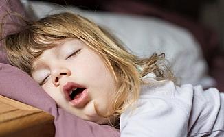 Anne babalar dikkat! Çocukta uykudayken nefes durmasına yol açabilir!