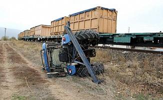 Hemzemin geçitte tren, traktöre çarptı: 1 ölü, 1 yaralı 