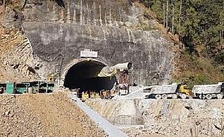 Hindistan’da çöken tünelde mahsur kalan işçilerin kurtarılma çalışmalarına ara verildi