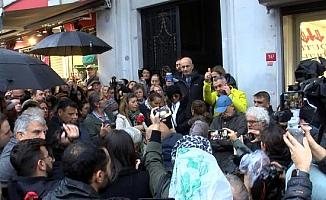 Hrant Dink'in öldürüldüğü yerde karanfilli protesto