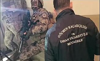 İstanbul'da göçmen kaçakçılarına operasyon: 4'ü polis 15 gözaltı