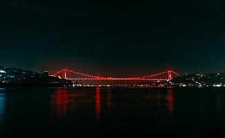 Kızılay Haftası’nda Türkiye'nin sembol yapıları kırmızıya büründü 