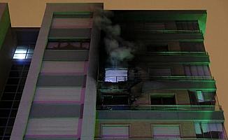 11 katlı apartmanda çıkan yangında, eski bakanın annesi dumandan etkilendi