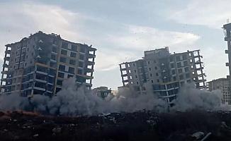 Malatya'da 12'şer katlı 2 bina, patlatılarak yıkıldı