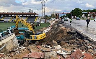 Manisa’da yağış sonrası spor tesisinin istinat duvarı çöktü; kentte motosiklet kullanımına yasak getirildi