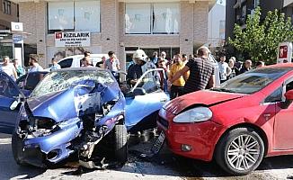 Sınav dönüşü feci kaza! Sürücü sıkıştı; 1'i bebek 5 çocuk yaralı