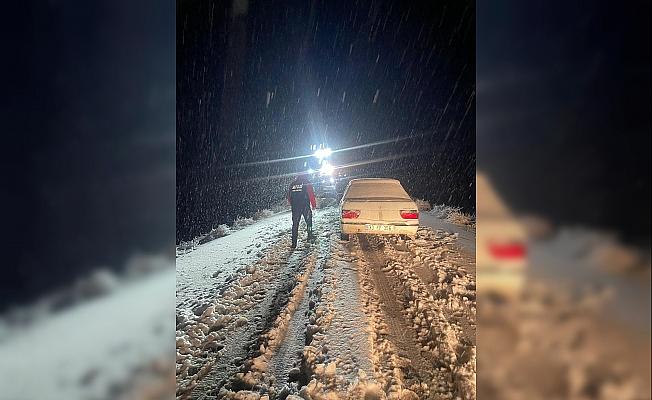 Kar yağışı nedeniyle yolda mahsur kalan araçlar kurtarıldı
