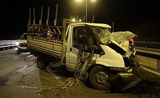 TEM Otoyolu'nda otomobil ile kamyonet çarpıştı; 10 kilometrelik araç kuyruğu oluştu