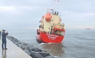 Zeytinburnu'nda karaya oturan gemi kurtarıldı