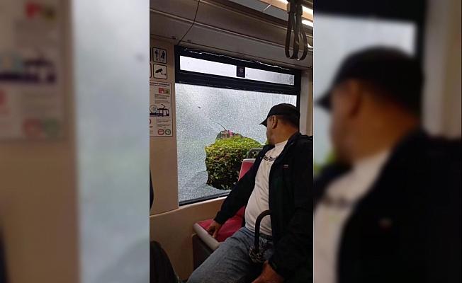 Zeytinburnu'nda tramvayın açılan kapağı camı patlattı