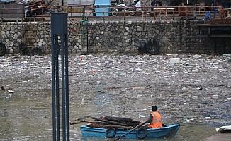 Deniz çamur rengine büründü, çöpler limana birikti