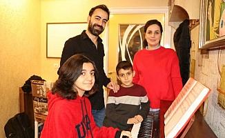 12 yaşındaki ödüllü piyanist Cemre, yarışmalara kardeşiyle hazırlanıyor