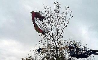 Ağaca takılan yamaç paraşütçüsünü itfaiye kurtardı
