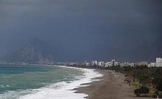 Antalya'da fırtına; uçak seferleri iptal