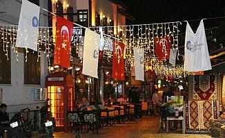 Antalya Kaleiçi ışıl ışıl oldu, sanatçılı oteller yok sattı
