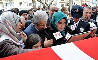 Beşiktaş'taki saldırıda şehit olan polis Yasin İke'nin annesi, hayatını kaybetti